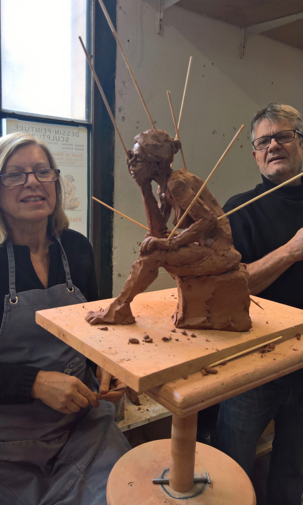 Des baguettes de bois pour soutenir la terre... non, ce n'est pas une séance de Vaudou !